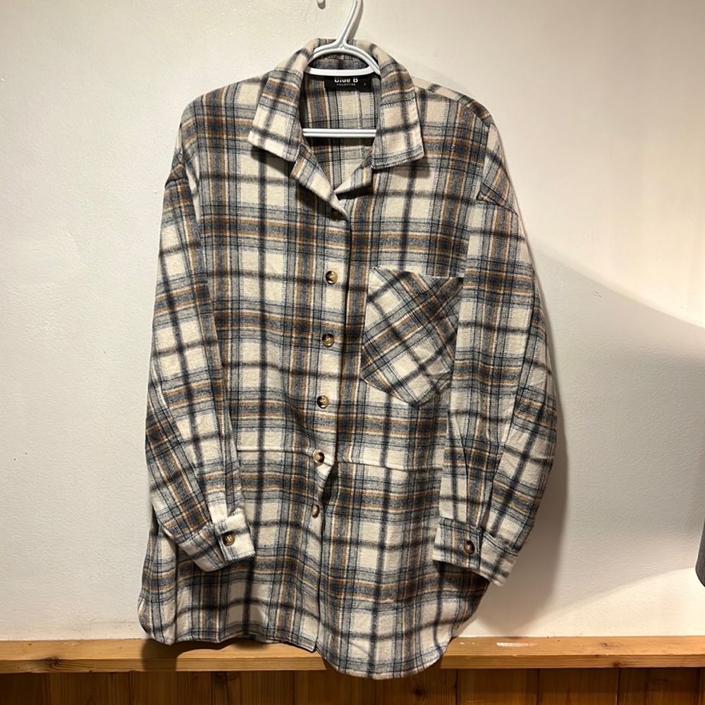 Oversized shaker. Never wore. Pet free and smoke free home